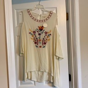 Shoulder cut out top